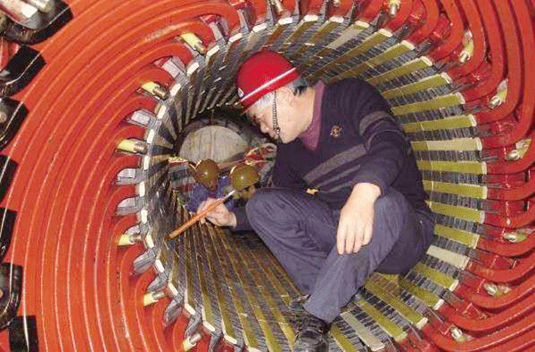 西安泰富西瑪電機(jī)吳高治、劉長安、張衛(wèi)華榮獲西安市勞動模范榮譽(yù)稱號。