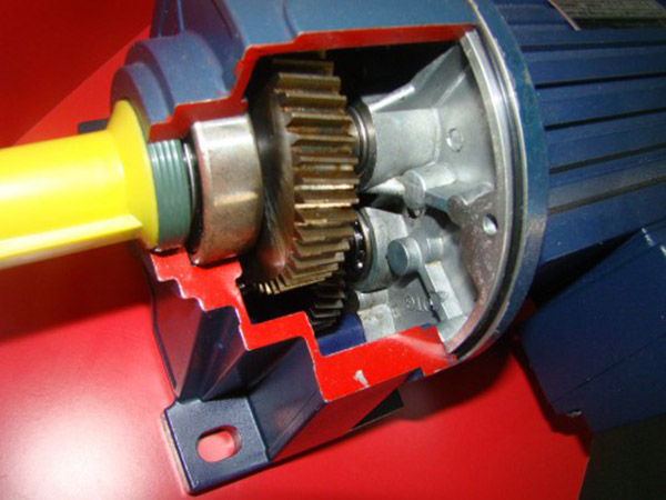 機(jī)械裝配西瑪電機(jī)時(shí),軸頭裝鏈輪可涂抹黃油,可更快裝配好。